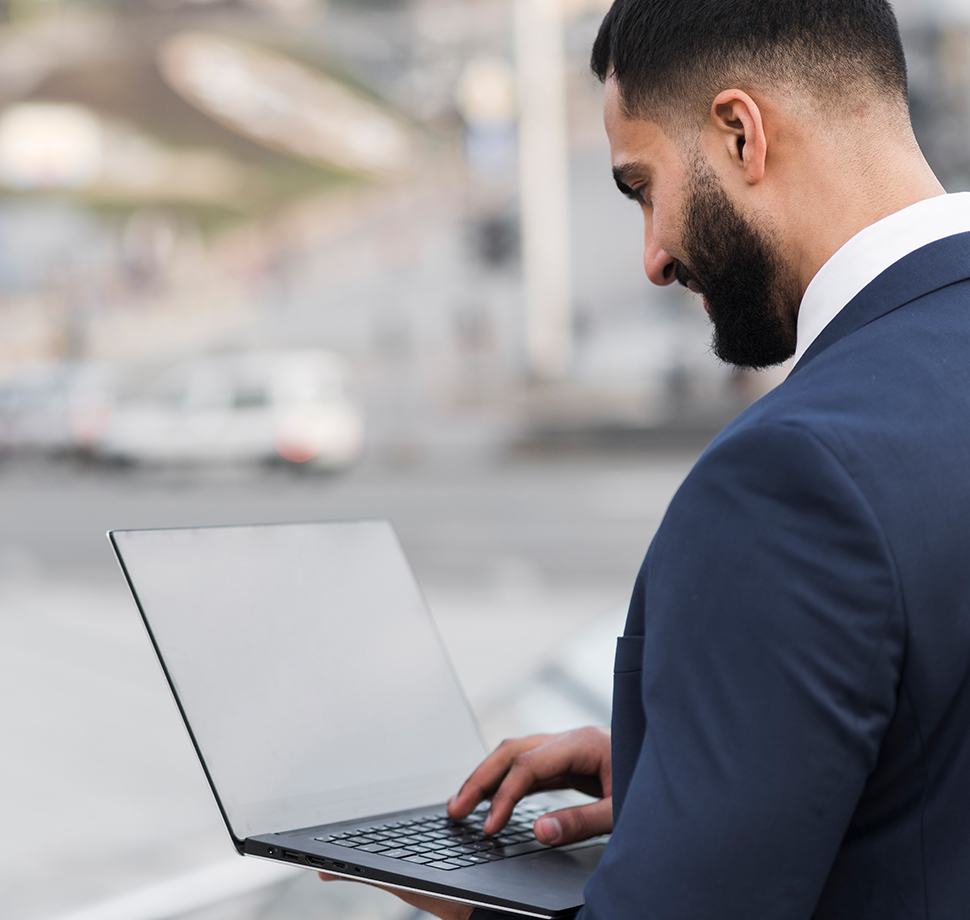 Ein Mann steht an einem Laptop