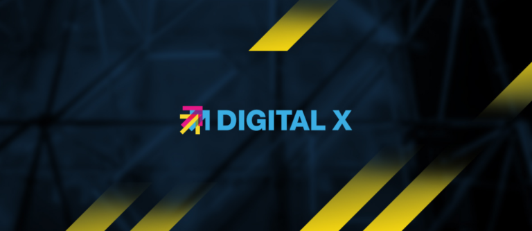 Logo der Digital X auf einem dunkelblauen Hintergrund mit gelben Streifen oben und unten.