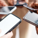 mehrere menschen tippen auf ihren smartphones