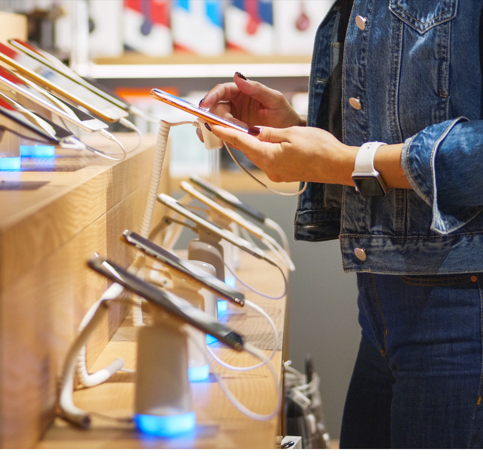 Mehrere Smartphones auf einem Aufsteller im Markt