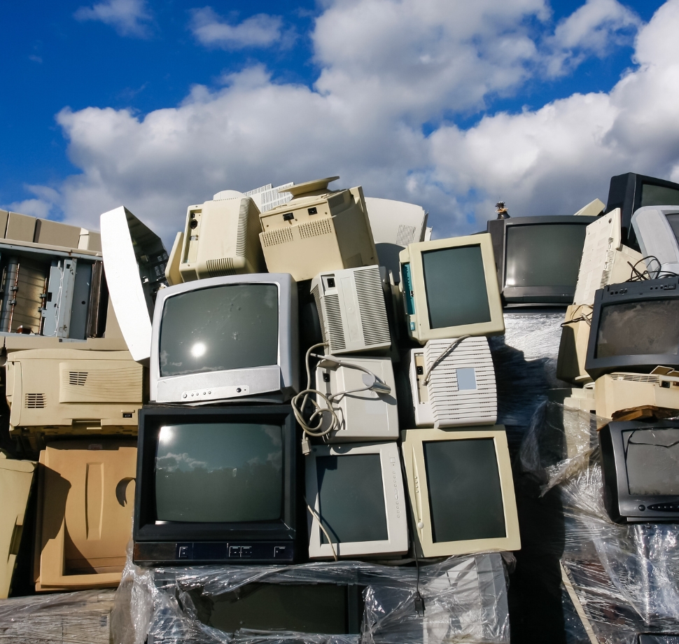 Gestapelte Fernseher und Rechner auf dem Elektroschrott