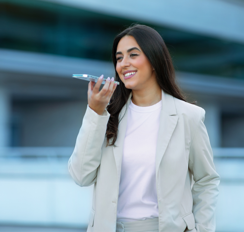 Frau spricht in ein Smartphone